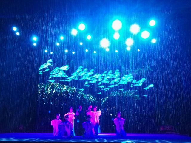 See the legendary "Furong Guocui" Bian Lian show.