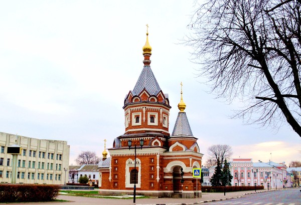 马路旁边有一座小教堂，还挺漂亮。叫：乌斯宾斯基教堂，Kotoroslnaya路2号。