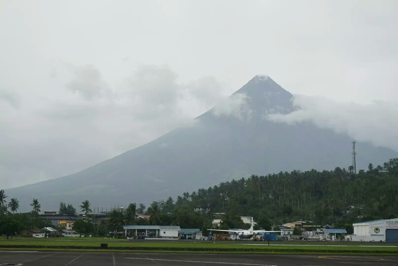 在菲律宾最后几天，我们去黎牙实比看了世界最美的马荣火山。马荣火山号称世界最美的锥体火山，可以和日本富