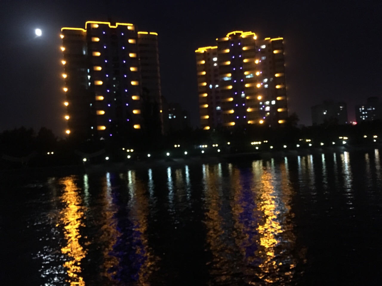 美丽的孔雀河夜景