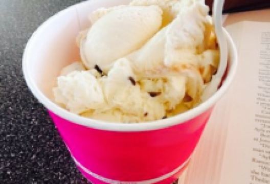 Scoops Frozen Yogurt & Deli美食图片