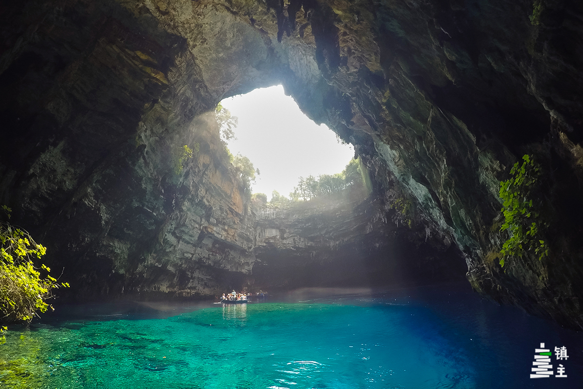 Melissani Cave长160米，宽40米，最深处可达39米，洞穴内钟乳石的地质年代可以追溯到