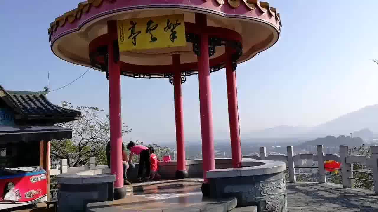叠彩山位于桂林叠彩去，爬山上顶可以俯瞰桂林市貌，象鼻山，木龙塔，两江四湖等景区。