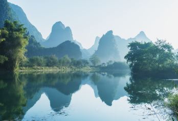 桂林+阳朔漓江风景名胜区一日游【四星船+自选景点+英文司导】【从桂林到阳朔，沿着漓江游览，欣赏如画的风景】
