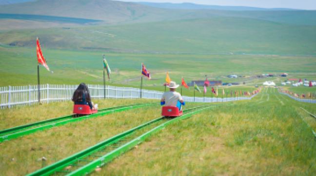 186綵帶河千米滑草