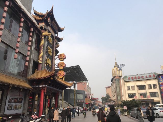 凤凰美食街中心广场