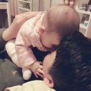 趴在窗口听歌的老鼠