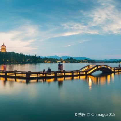 上海东方明珠+乌镇乌镇西栅景区+杭州西湖风景名胜区+黄山风景区+宏村景区6日5晚跟团游
