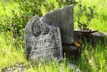 Riverside Cemetery景点图片