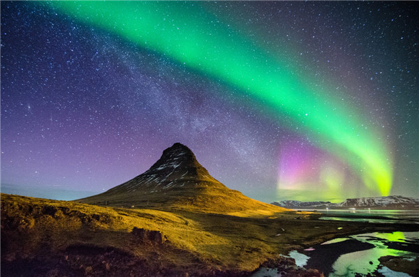 斯奈山半岛是冰岛公认的摄影胜地，其中非常有名的就是草帽山，不少冰岛大片在此拍摄。尤其冬季，有山水为背