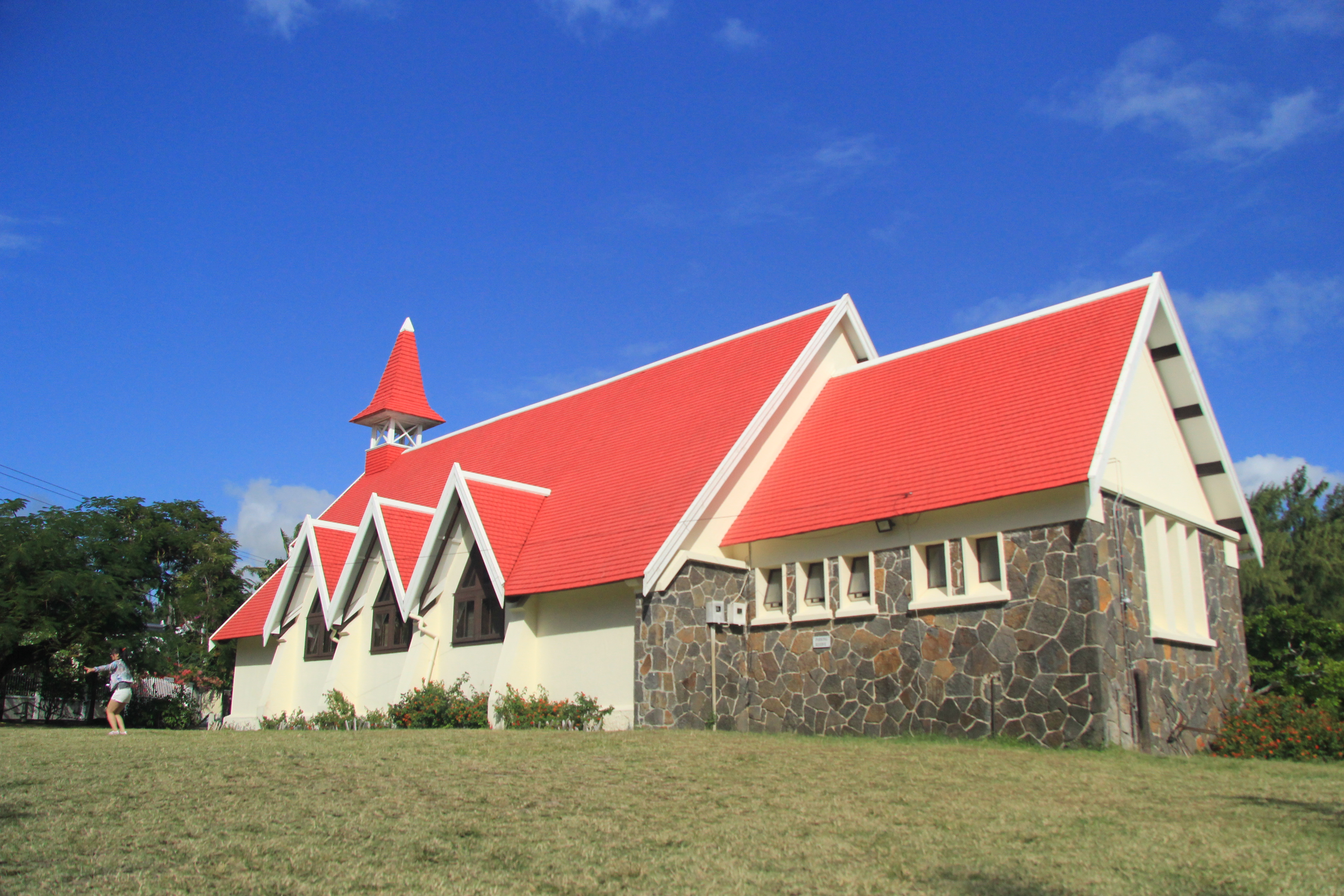 红顶，是陈小春和应采儿举行婚礼后才被国人所知晓的一个景点，也只有配上毛球天空的蓝才能体现这教堂的美。