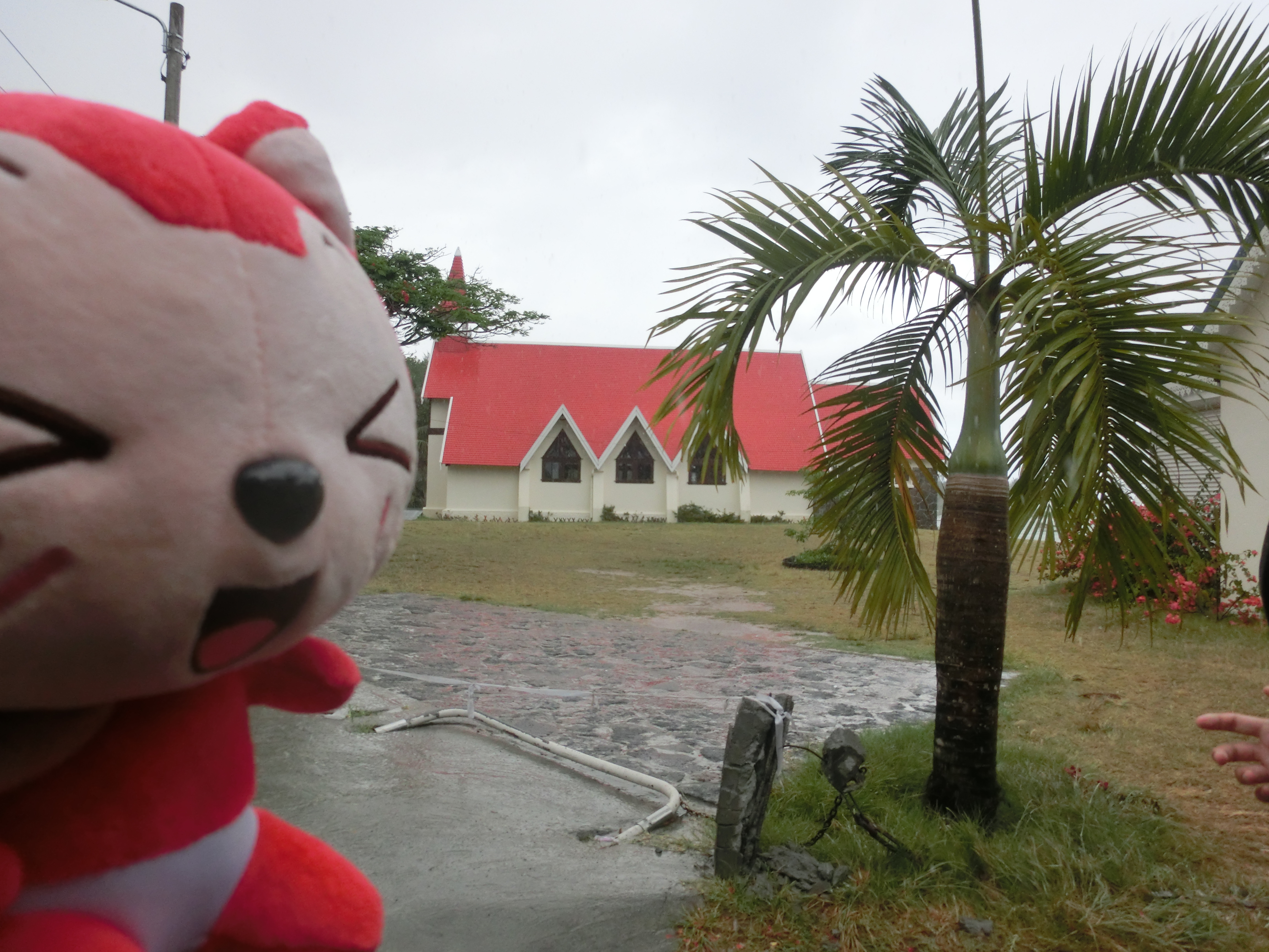 吃饱喝足，继续走，又开始下雨了，所以红顶教堂就拍了些照片，没下车T.T有点遗憾