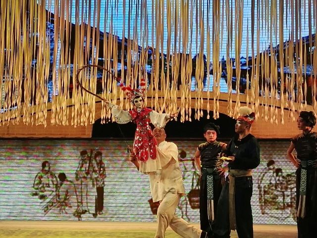 See the legendary "Furong Guocui" Bian Lian show.