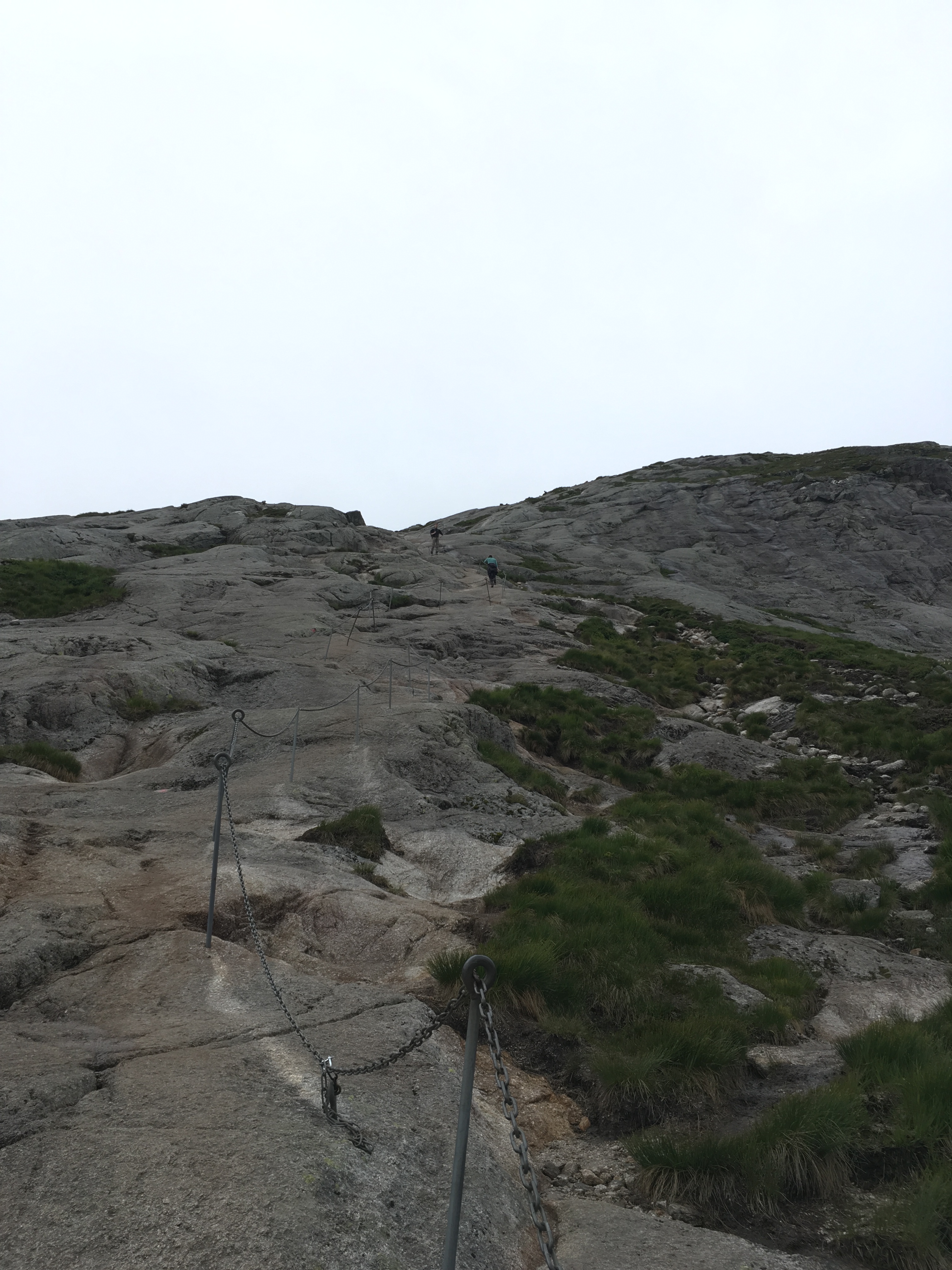 几乎没有任何防护的山路，明显比昨天的布道石艰险了很多！但天公实在不作美，刚爬了不到一个小时就下起了大
