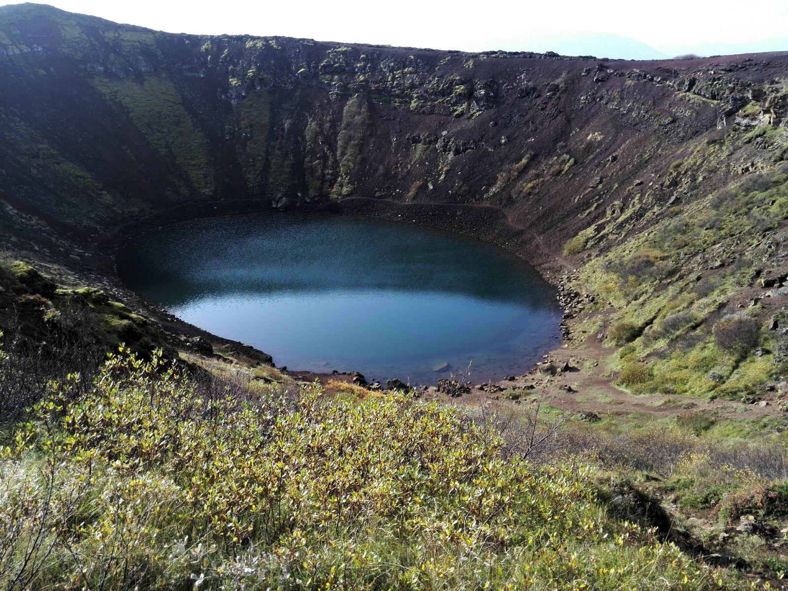 在冰岛环6500年历史的凯瑞斯火山口湖徒步