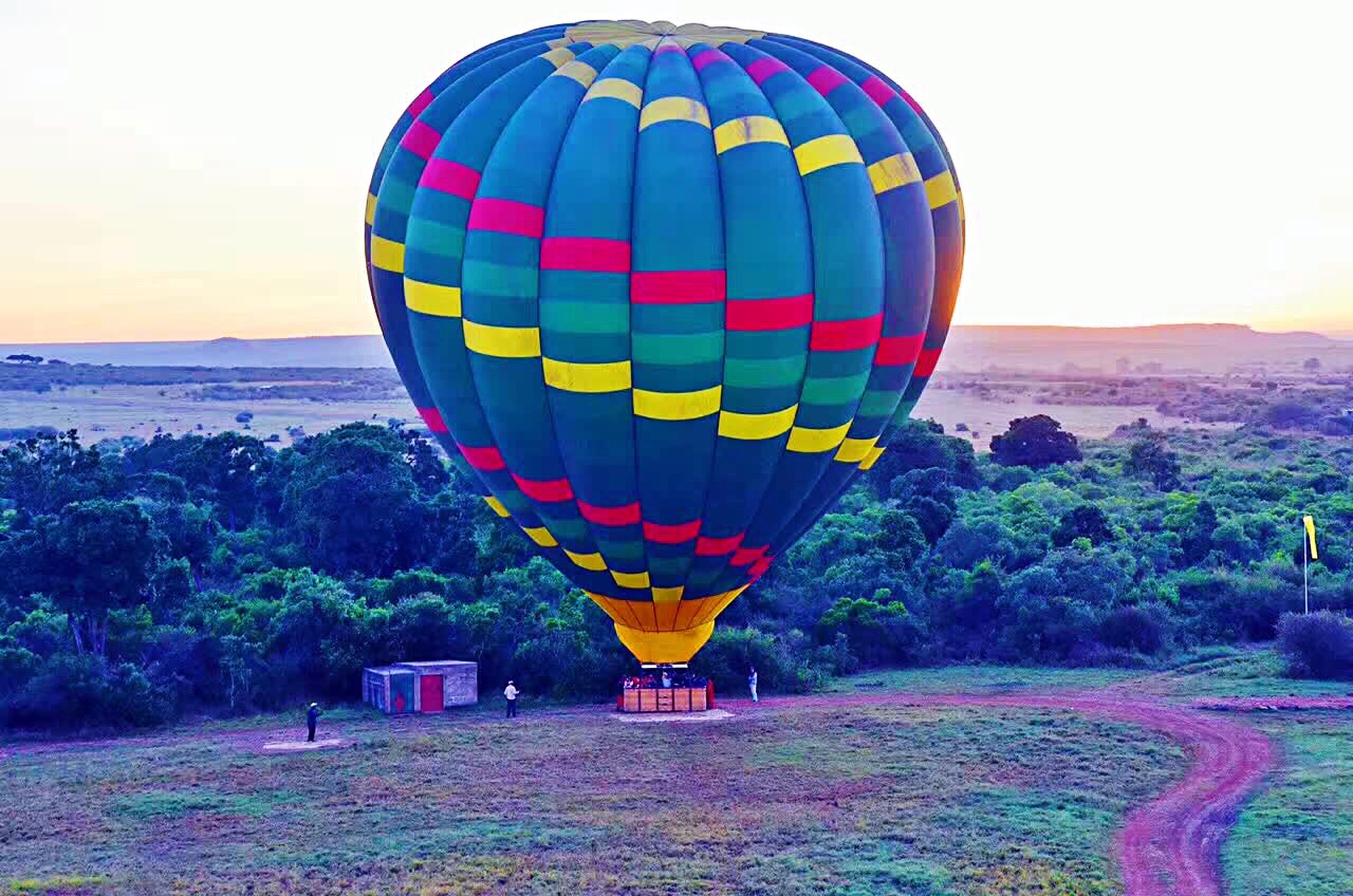 肯尼亚，飞跃马塞马拉。早上4:00出发，热气球先是平平躺倒在地上、然后充气加热后立了起来。上筐，筐里