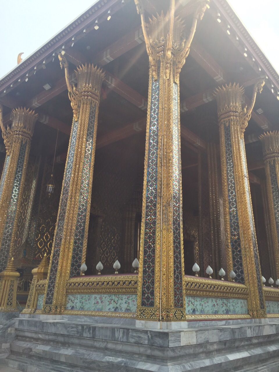 泰国旅拍，大皇宫是曼谷的地标建筑之一，外观金碧辉煌非常壮观，入殿堂必须拖鞋且保持安静，很多地方禁止拍