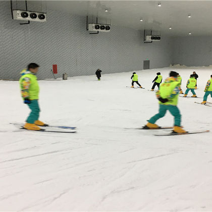 桃源桃花雪缘室内滑雪场一日游