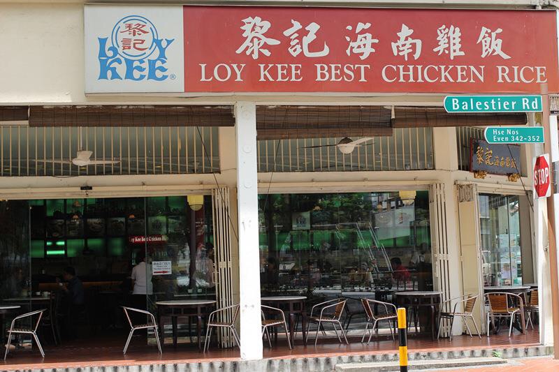 黎记海南鸡饭LoyKee 超过60年历史的海南鸡饭店，马里是他店面风格用的是旧式咖啡厅风 白鸡，烧鸡