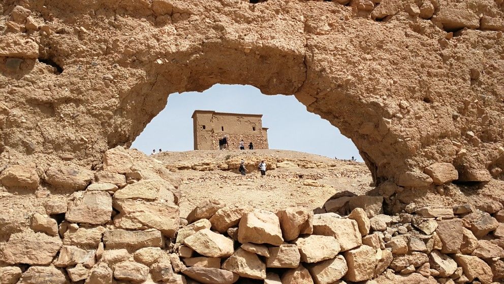 古城------埃本哈杜 古城埃本哈杜____位于摩洛哥的瓦尔扎扎特,是一座深藏于阿特拉斯山脉中的世