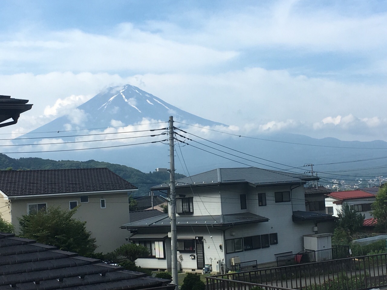 清早起床看远处的富士山