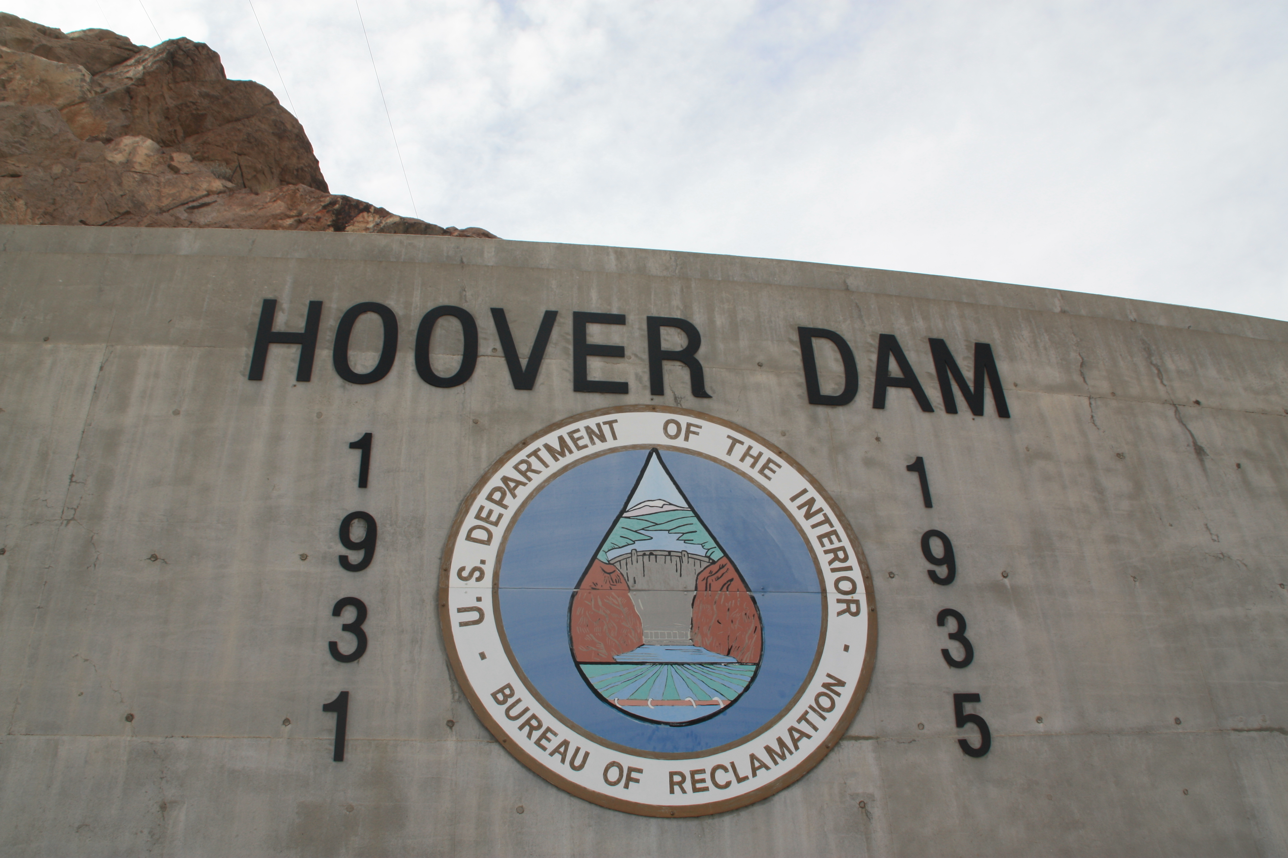 胡佛大坝位于内华达州（拉斯维加斯这边）和亚利桑那州（大峡谷那边）之间的交界处。1936年就建成使用了
