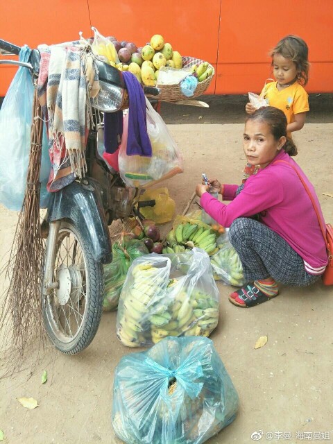 柬埔寨原生态水果 在柬埔寨街头，旅游区，随时可见流动的摊贩，卖水果的比较多，还有卖法式面包的。柬埔寨