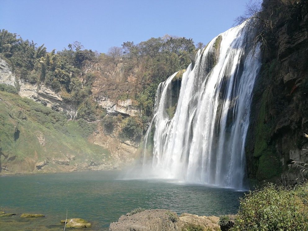 黄果树瀑布一日游 2018年正月初一，我们仨的贵州自驾游从第一站安顺黄果树瀑布开始。黄果树瀑布不负胜