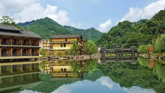 長坪水韻瑤寨景區