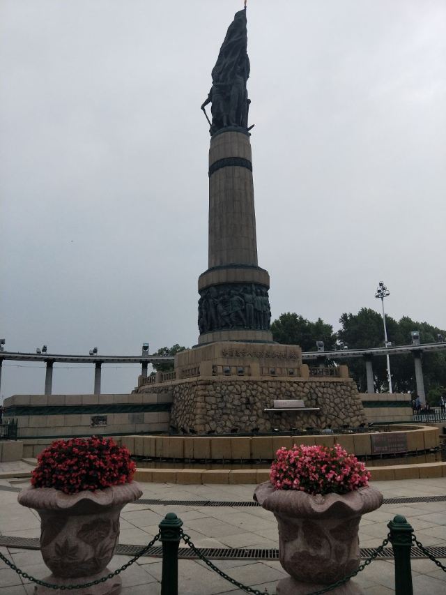 방홍(팡훙) 기념탑