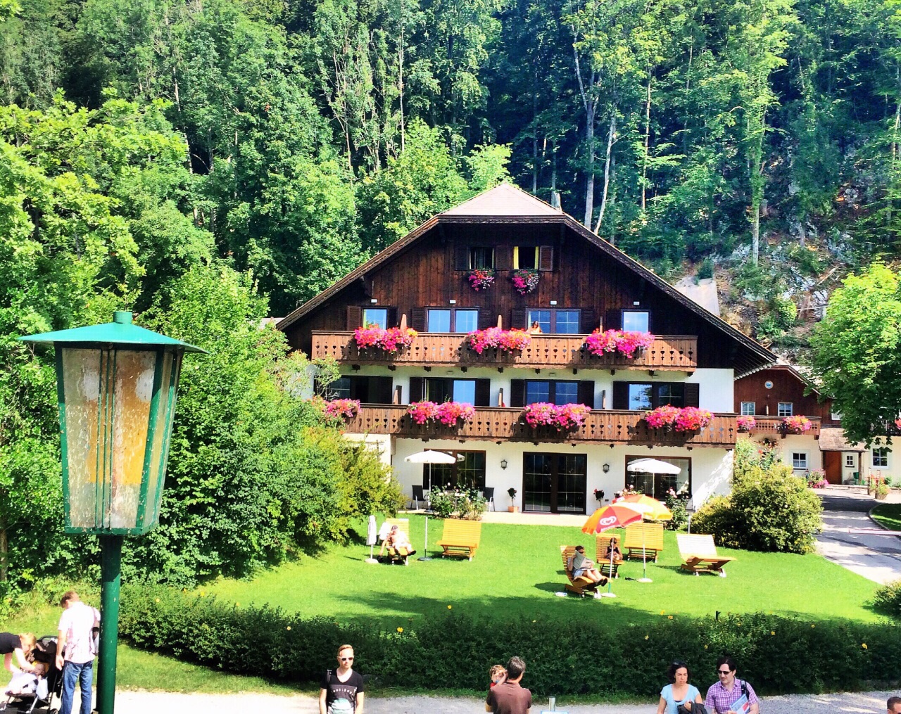 住临湖小镇的传统木屋，体验奥地利的田园风情