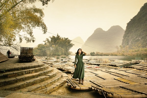 桂林遇龙河，竹筏中的悠然生活