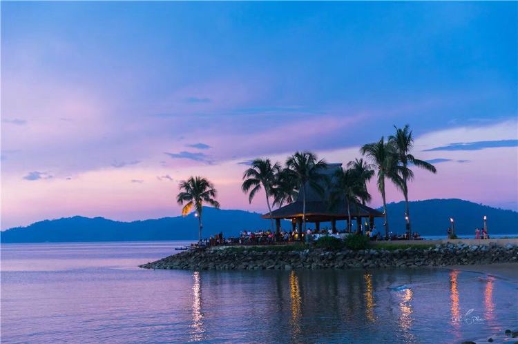 Tanjung Aru Beach(Serene sunsets, beachfront leisure)