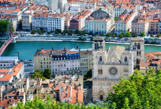 里昂老城+里昂人壁画+沃土广场+白莱果广场圣尼济耶教堂【私家团包车游 I 中英文司导 I 行程可沟通调整】