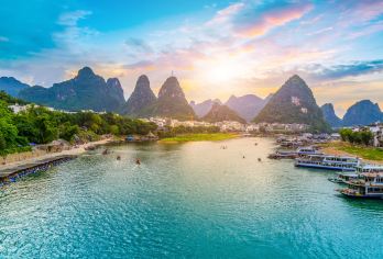 遇龙河双人竹筏漂流一日游【阳朔往返接送+金龙桥-旧县村】【夏日亲水新玩法，遇龙河金龙桥-旧县专线，纯人力竹筏，远离喧嚣，放松心情】