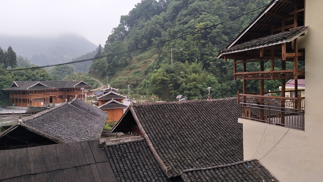 贵州湖南的交界是云雾的家乡，深藏着百年老屋也是靠着老人在守护