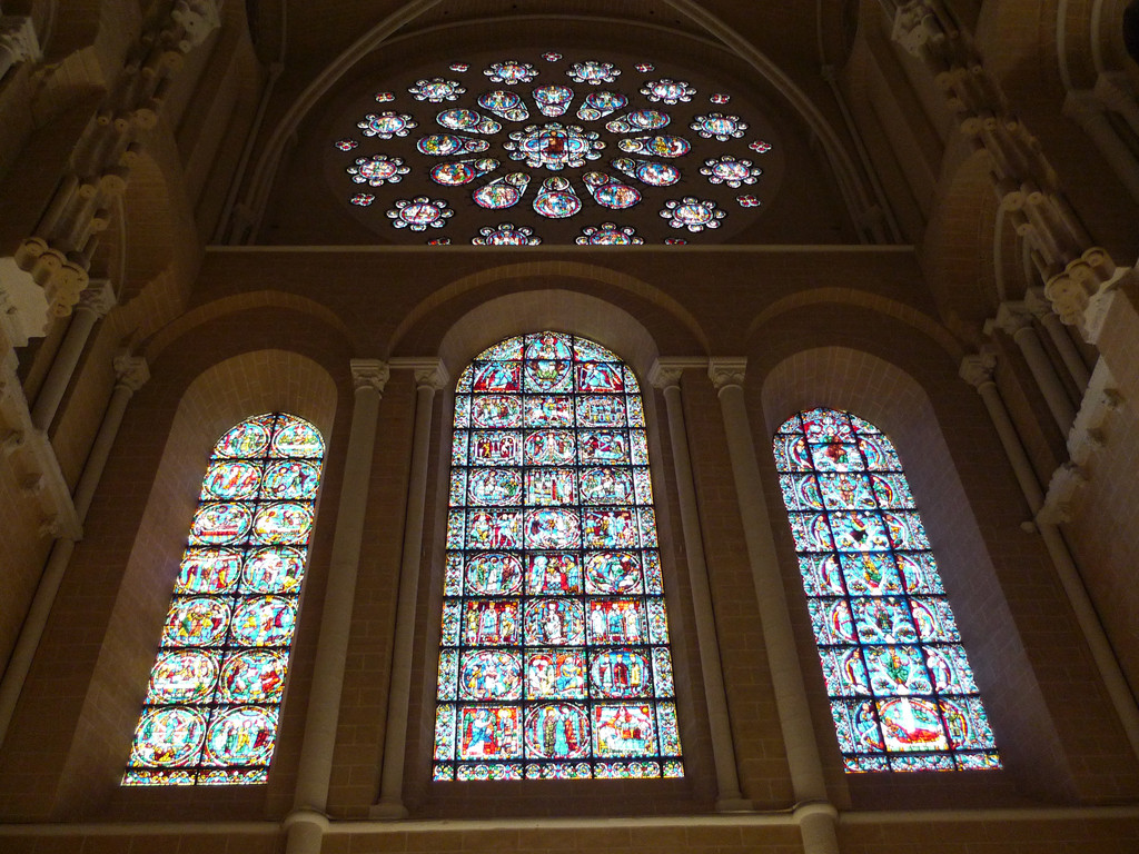 沙特尔主教堂的盛名在于它的玻璃和雕刻。那些映满着柔和色彩的无与伦比的彩色玻璃，在174个窗子中表现了