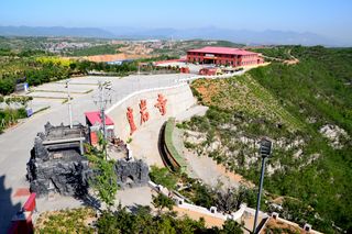 始于北齐的灵岩寺与大自然融为一体，成为神邃优美的旅游景区