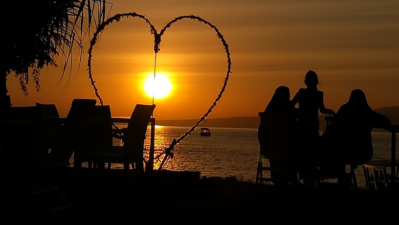 龙目岛吉利三岛之一的 吉利艾尔岛的日出与日落