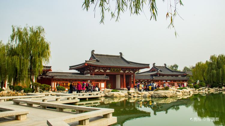 4日3晚 · 旅行團 · 西安古都深度遊 +品質團 +兵馬俑含講解+大雁塔· 贈送漢服體驗遊大唐不夜城·20人團+漢服夜遊大唐不夜城+西安博物院+頭尾自由行+24H專車接送機