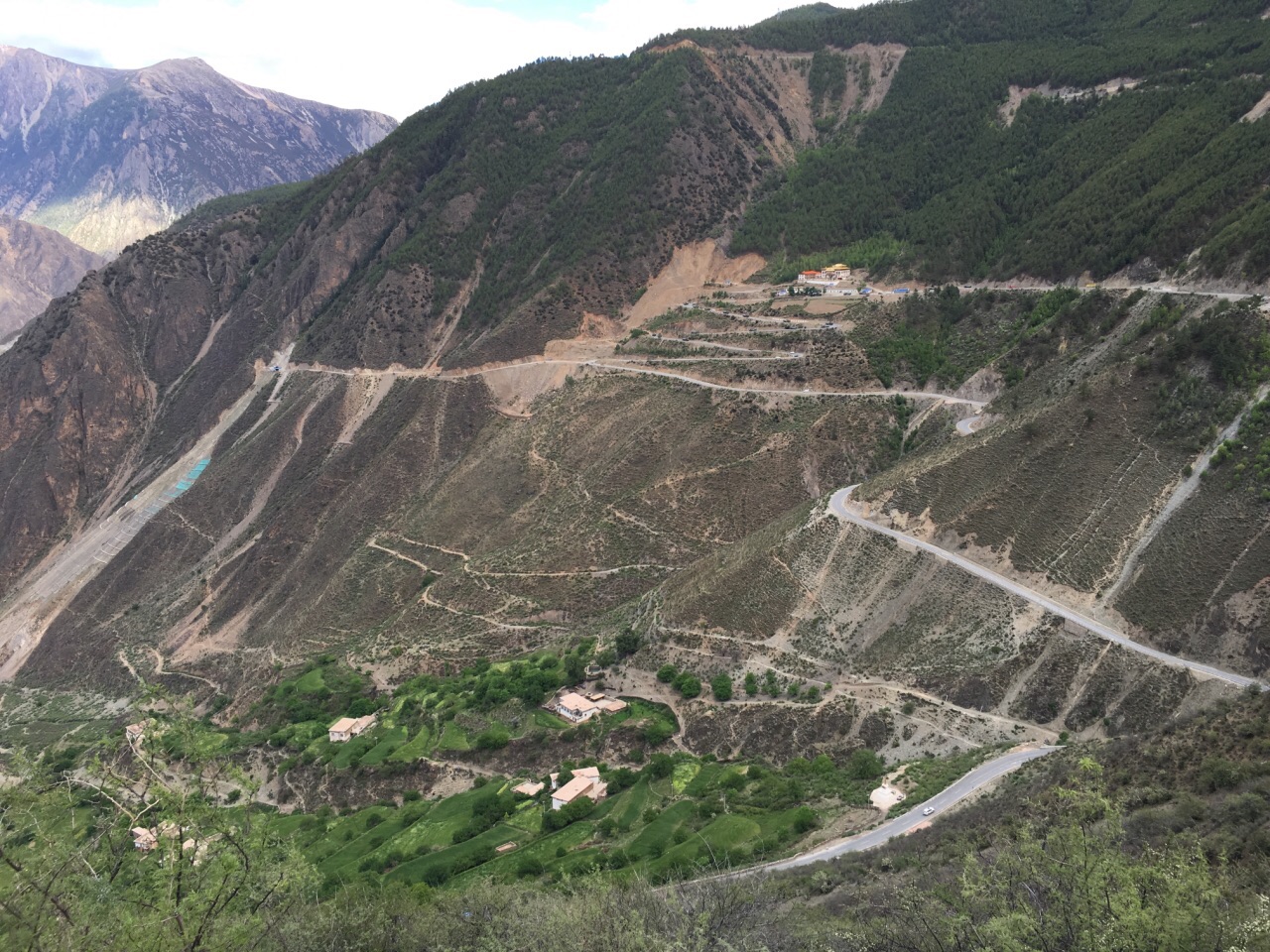 国道214线也就是滇藏公路，从飞来寺至芒康的沿途风景。