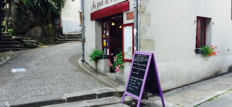Au Pied De L'Escalier