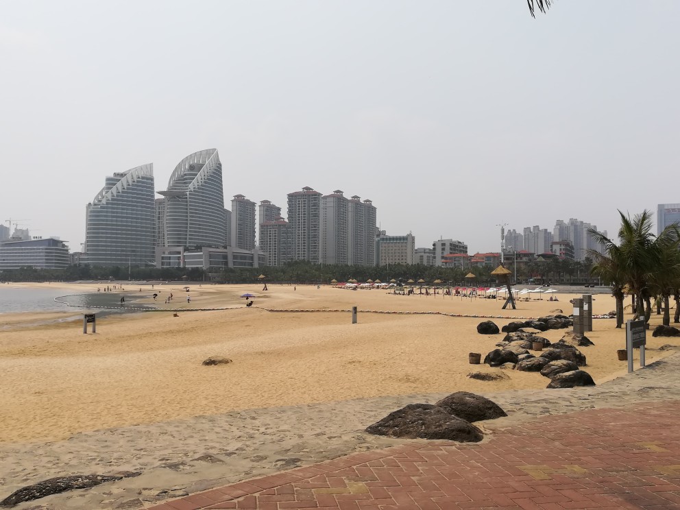南国湛江金沙湾海滩泳场广场的海景餐厅“临家海阁”叹广东早茶。