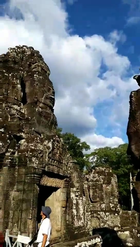 高棉的微笑 到柬埔寨必去大吴哥，有54座大大小小的宝塔构成，每一座宝塔的四面都刻有吴哥王朝全盛时期国