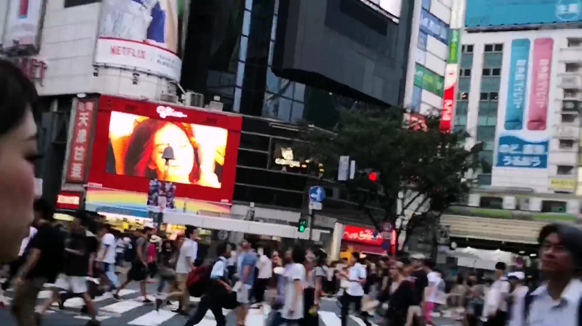 傍晚新宿街头看人来人往