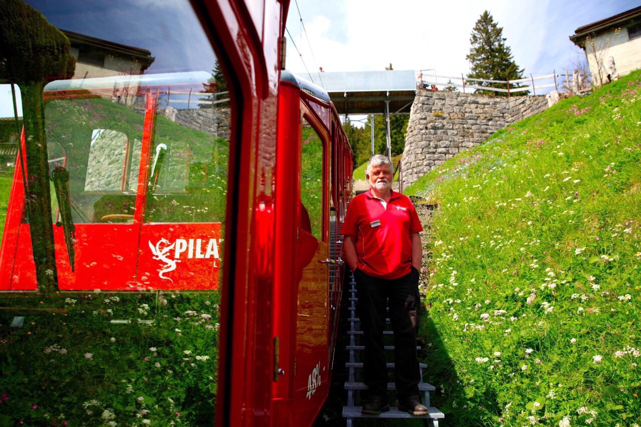 特色交通 | 世界上最陡的齿轮登山小火车，瑞士皮拉图斯山