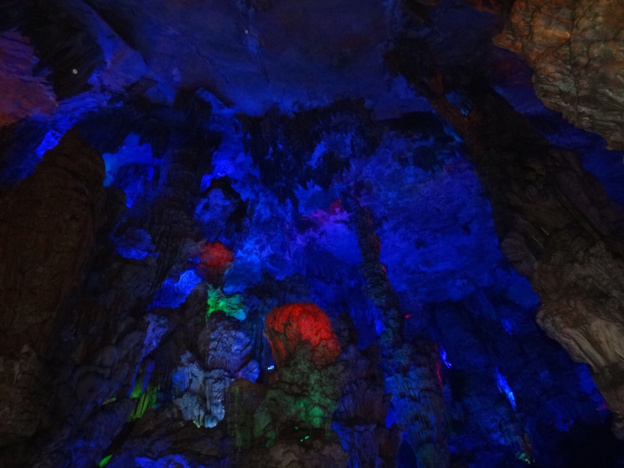 流光溢彩的石钟乳洞——芦笛岩