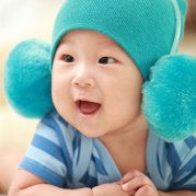 像个孩子一样大声欢笑