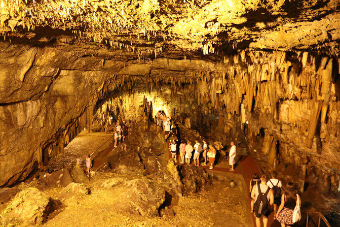 前往Drogarati Cave观赏精美的钟乳石和石笋，据推断这里的钟乳石是经过1.5亿年而形成的。