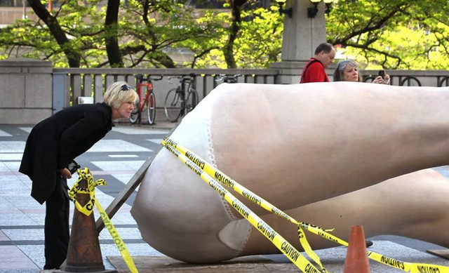 世界最“短命”的雕塑，因游客的不雅行为，建成300天就赶紧拆除